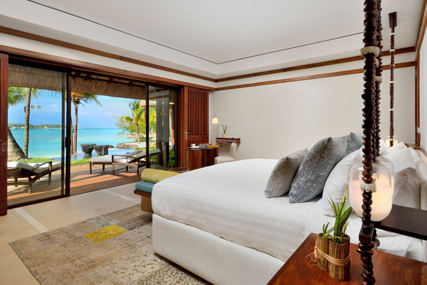Double bed room with view of sea