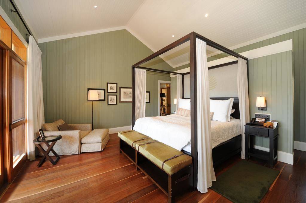 Canopy bedroom with privacy
